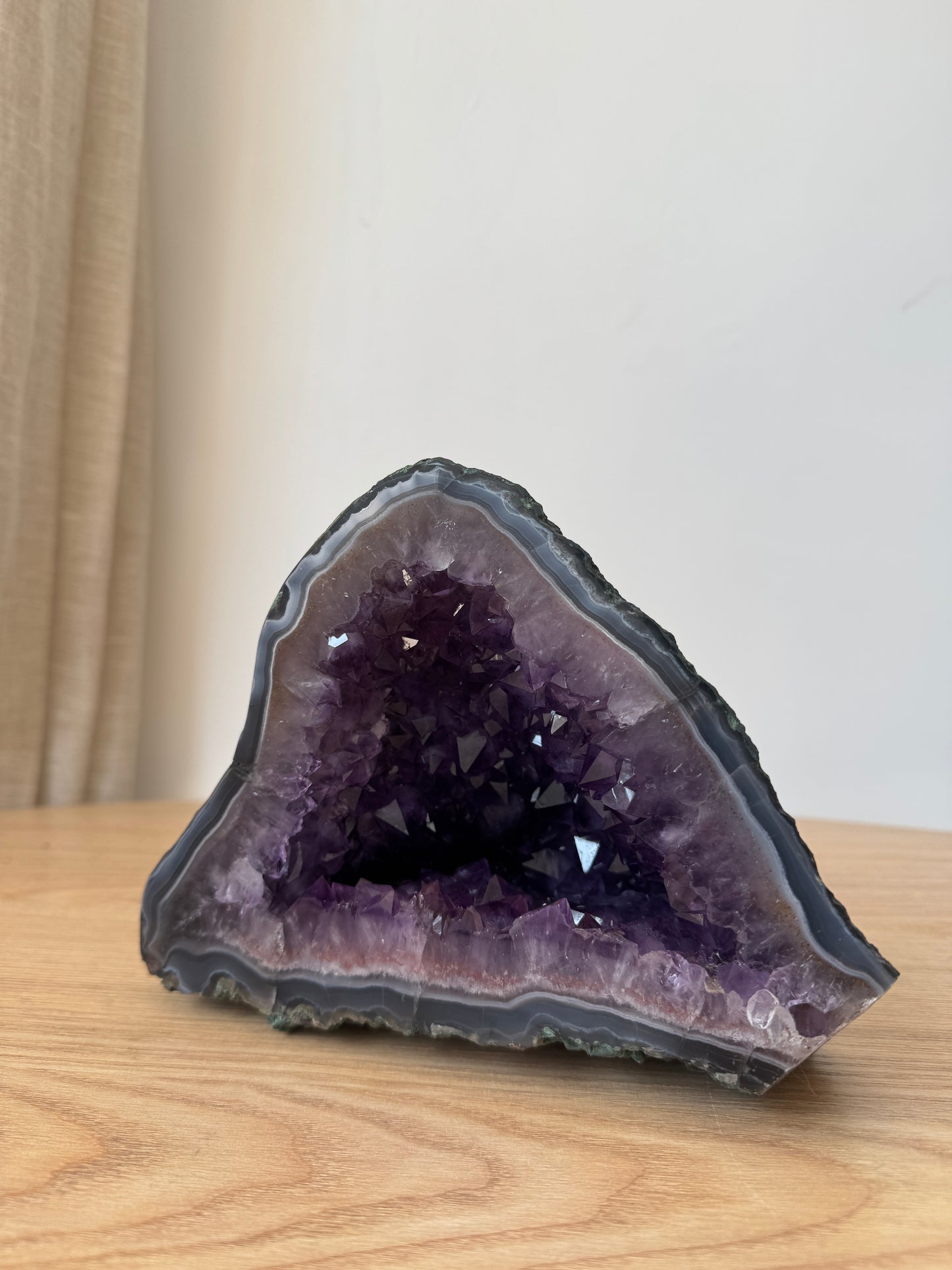 鈦晶紫晶洞#3 Amethyst Geode with rutilated quartz #3