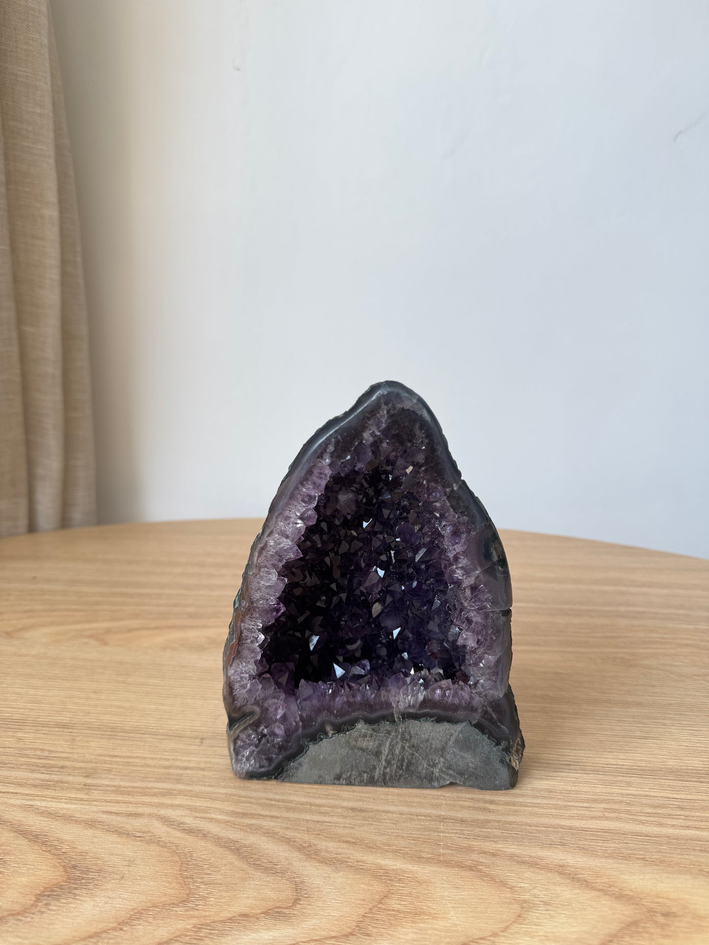 鈦晶紫晶洞#1 Amethyst Geode with rutilated quartz #1