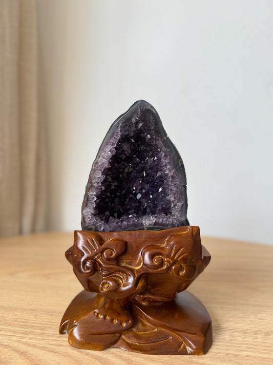 鈦晶紫晶洞#1 Amethyst Geode with rutilated quartz #1