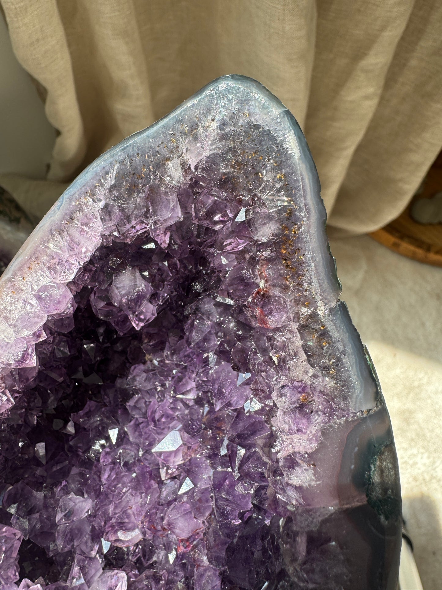 鈦晶紫晶洞#1 Amethyst Geode with rutilated quartz #1