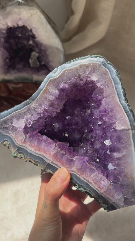 鈦晶紫晶洞#3 Amethyst Geode with rutilated quartz #3